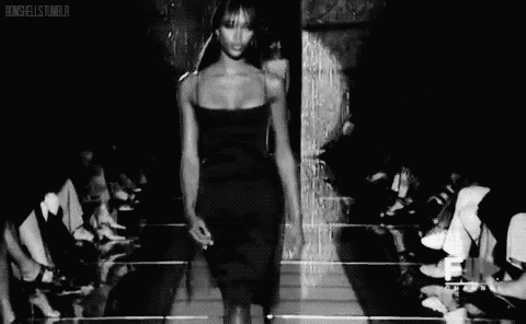 Modelo Naomi Campbell Walking On Black Dress GIF