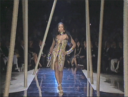 Modelo Naomi Campbell Walking On Dolce And Gabbana GIF