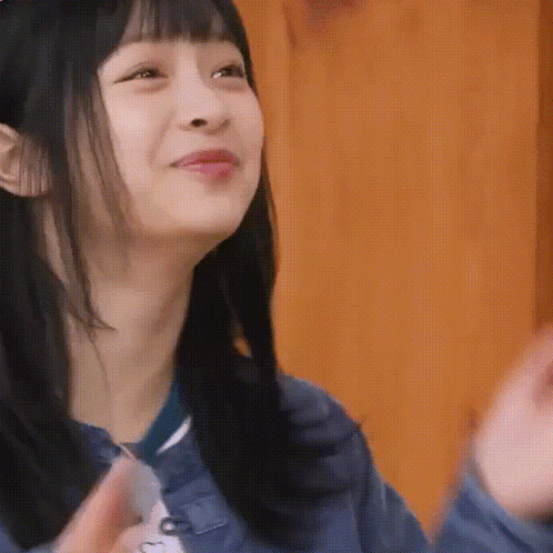 Newjeans Hanni Clapping Hands GIF