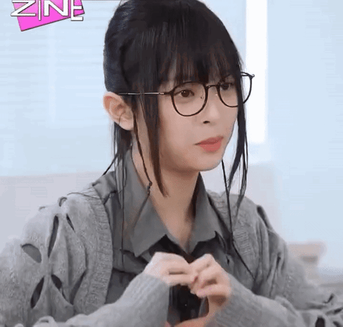 Newjeans Hanni Hand Heart Sign GIF