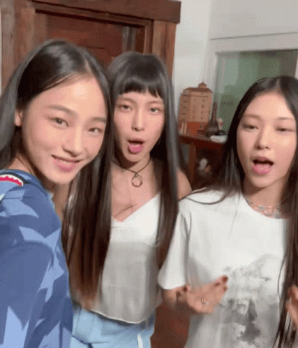 Newjeans Hanni Hyein And Haerin Dancing GIF