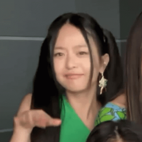 Newjeans Hanni Tell To Come Over GIF