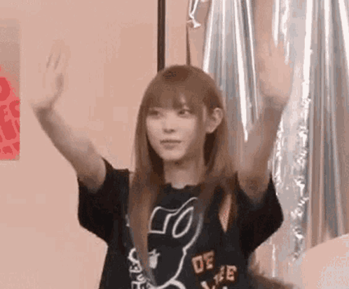 Newjeans Hyein Waving GIF