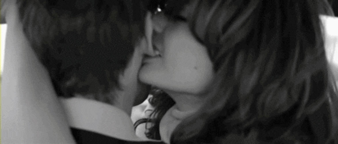 Нейлон целовать. Гифки поцелуй. Страстный поцелуй с языком. Страстный поцелуй с покусыванием.