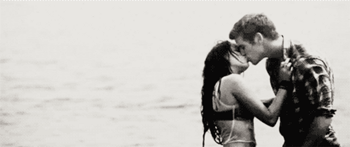 Страстный пляж. Объятия влюбленных гиф. Гифы объятия и поцелуи. Страстные объятия. Девушка обнимает парня гиф.