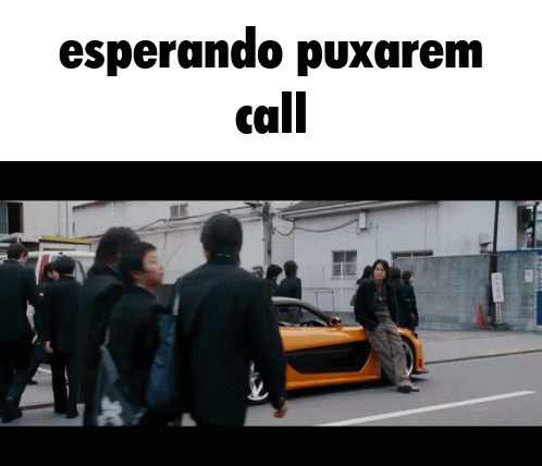 People Walking Down Street Esperando Puxarem Call