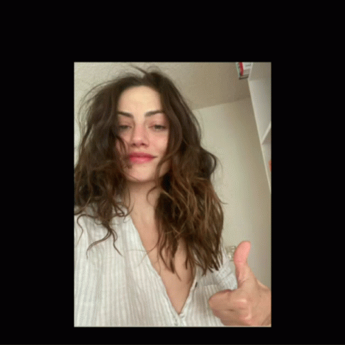 Phoebe Tonkin Photos GIF