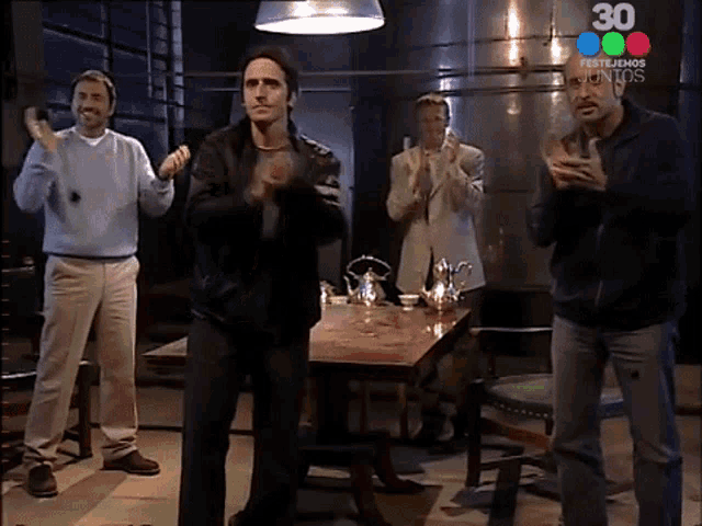 Proud Group Of Friends Aplausos GIF