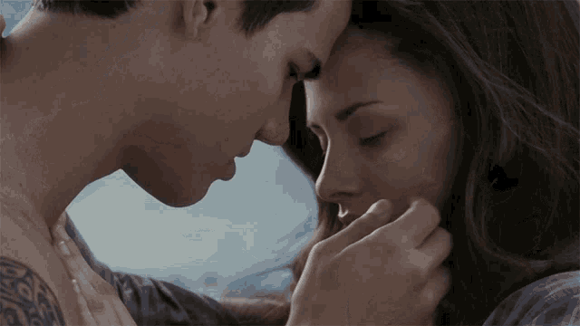 Romantic Kiss Bella Jacob Eclipse GIF
