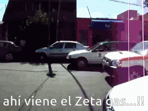 Several Cars Are Parked On The Side Of The Road With The Words Ahi Viene El Zeta Gas Written On The Bottom GIF