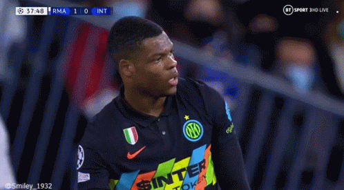 Soccer Player in Black Shirt Sinter Token