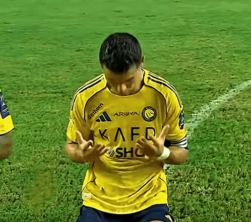 Soccer Player in Yellow Shirt Saying Kaed Sho