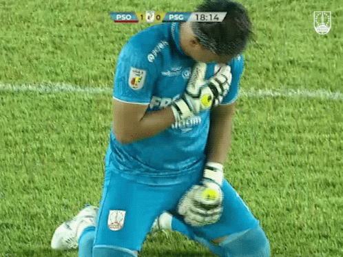 Soccer Player Kneeling PSG Vs PSQ GIF