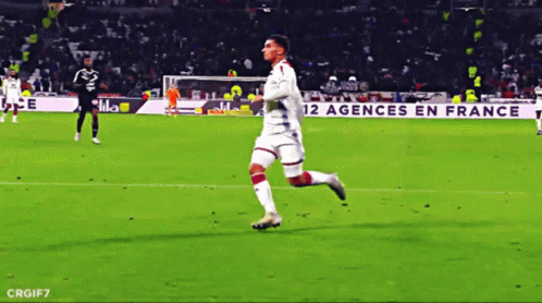 Soccer Player Running Field 12 Agences en France