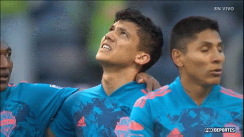 Soccer Players Huddled En Vivo GIF