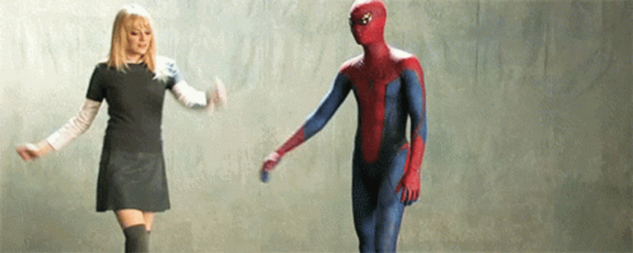 2 девушки в костюме человека паука. Гвен Стейси новый человек паук. Гвен Стейси в человек паук с Тоби. Эндрю Гарфилд танцует.