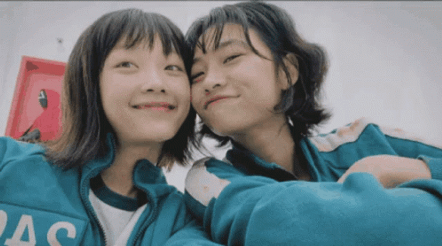 Squid Games Sae-Byok And Ji-Yeong GIF