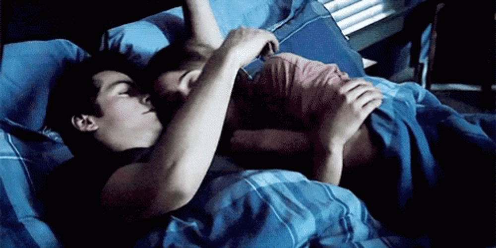 Сон обнимать мальчика. Гифка обнимания в кровати. Gif обнимает в кровати. Поцелуй и объятия перед сном.