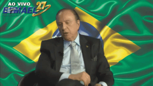 Suited Man in Front of Flag Ao Vivo Emael