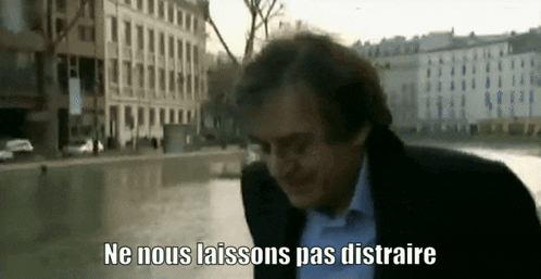 Suited Man Walking Ne Nous Laissons Pas Distraire GIF