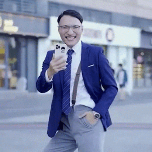 Super Idol Tian Yiming Holding Phone While Dancing GIF