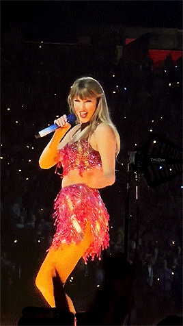 Taylor Swift Dancing And Turning Around GIF