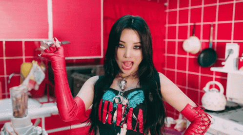 Tomboy Gidle Soyeon Knife Dart GIF