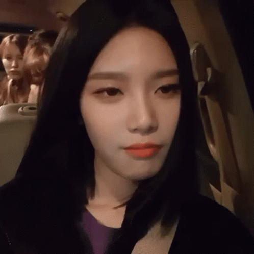 Two Girls In Dark Room Saying 너도 렌즈 ?