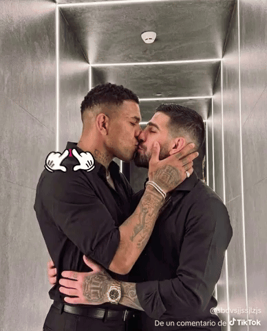 Two Men Kissing In Hallway De Un Commentario De TikTok GIF