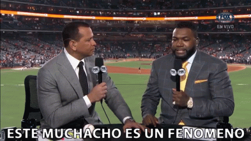 two men sitting at a table with microphones and the words este muchacho es un fenomeno written on the bottom