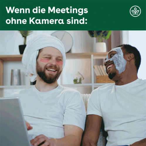 Two Men With Towels on Heads Laughing at Laptop Wenn Die Meetings Ohne Kamera Sind