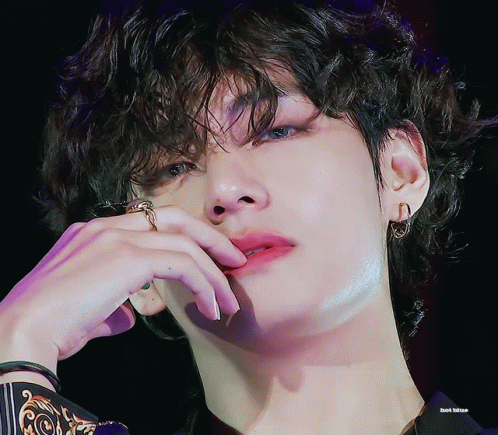 V Taking A Pictorial GIF