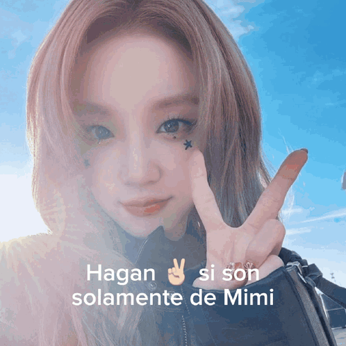 Woman Giving Peace Sign Hagan Si Son Solamente De Mimi GIF