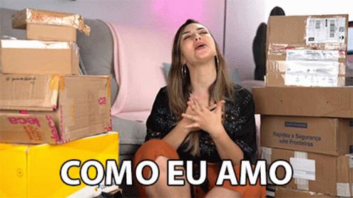 Woman in Front of Pile of Boxes como eu amo