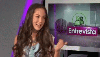 Woman in Front of Screen Saying Entrevista