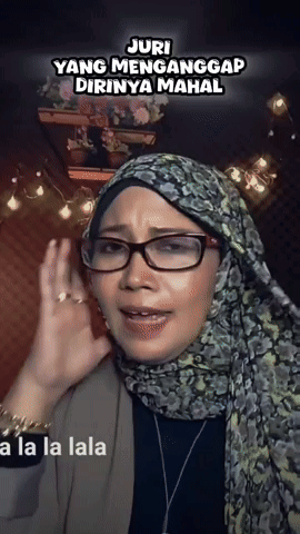 Woman In Glasses And Scarf With Juri Yang Menganggap Dirinya Mahal GIF