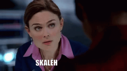 Woman in Pink Shirt and Blue Jacket Talking to Man Skalen