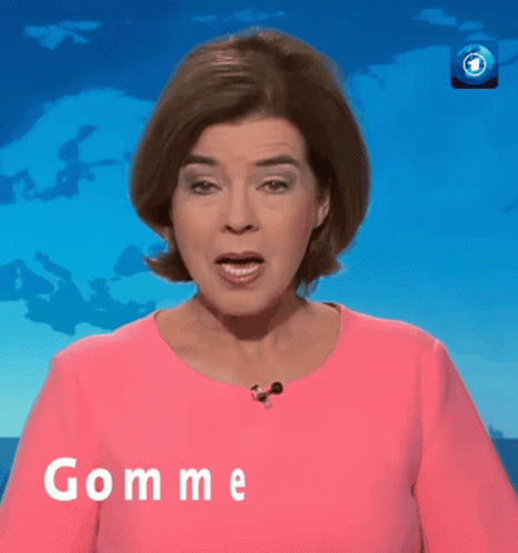 Woman in Pink Shirt Saying Gommemode