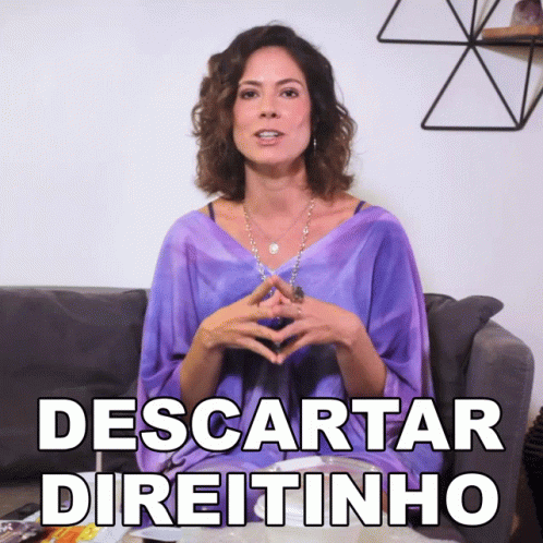 Woman in Purple Shirt Sitting on Couch Descartar Direitinho