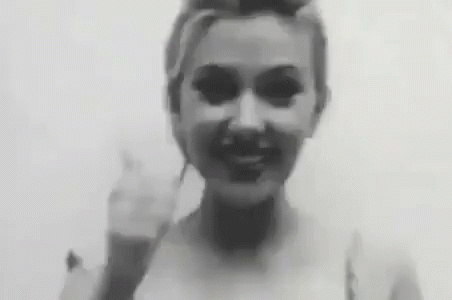 Woman Pointing At Camera Si Puo Fare GIF