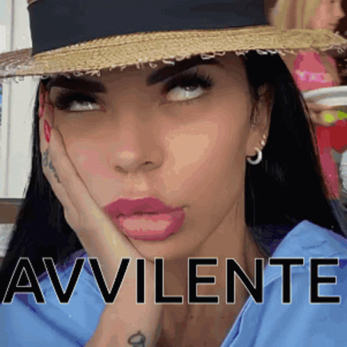Woman with Straw Hat Blue Shirt Avvelente