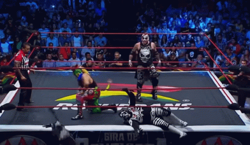 Wrestler in Ring With Gira de Sign