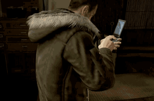 Yakuza Saejima Taiga Cellphone Typing GIF