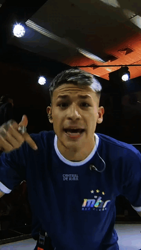 Young Man in Blue Shirt Central de MMA