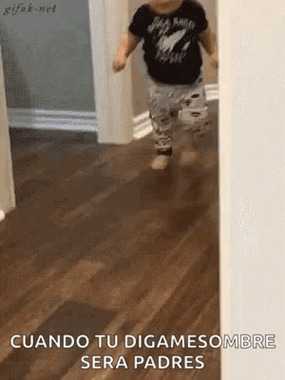 A Baby Is Running Down A Hallway With The Words Cuando Tu Digame Sombre Sera Padres Written On The Bottom . GIF