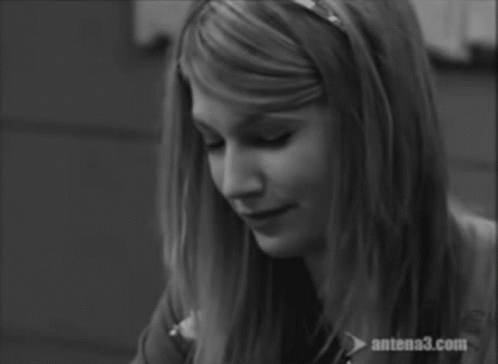 A Black And White Photo Of A Woman With Antena3.com Written On The Bottom GIF