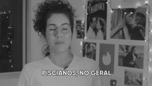 A Black And White Photo Of A Woman With The Words Piscianos No Geral Written Below Her GIF