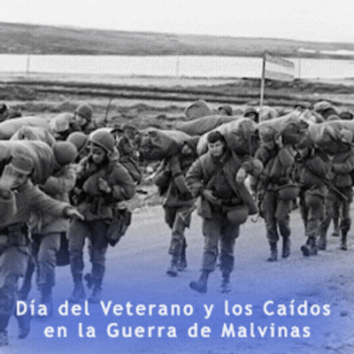 A Black And White Photo Of Soldiers Walking Down A Road With The Caption Dia Del Veterano Y Los Caidos En La Guerra GIF