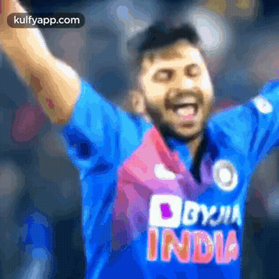A Blurry Picture Of A Man Wearing A Shirt That Says Byju's India GIF