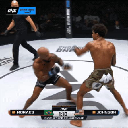 A Boxing Match Between Moraes And Johnson Is Going On GIF